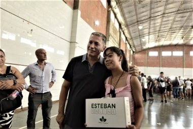 Fernando Gray entregó 951 notebooks a los alumnos de Esteban Echeverría