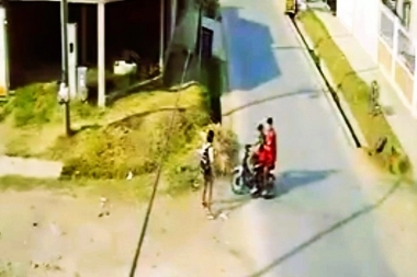 No tienen madre: adolescente se resistió al robo del celular, le pegaron y la tiraron a la zanja