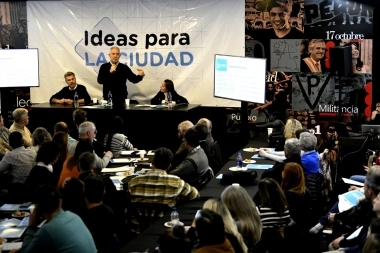 En modo campaña, Alak encabezó el foro del Plan Estratégico Región Capital 2030