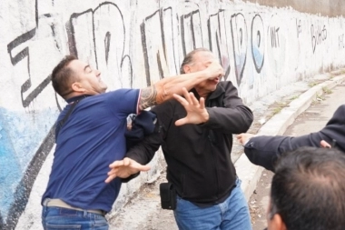 Terrible agresión a Sergio Berni en la protesta por la muerte del chofer de colectivos