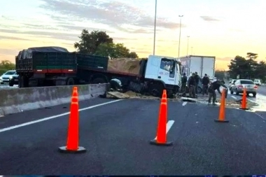 A metros de la AFA: un camión se cruzó de mano e impactó a un auto y una Traffic