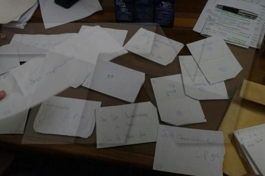 Ordenan detener a ocho comisarios bonaerenses por coimas en la departamental platense