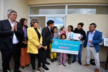 Kicillof visitó a Rocha en General Guido y encabezó la entrega de 14 viviendas