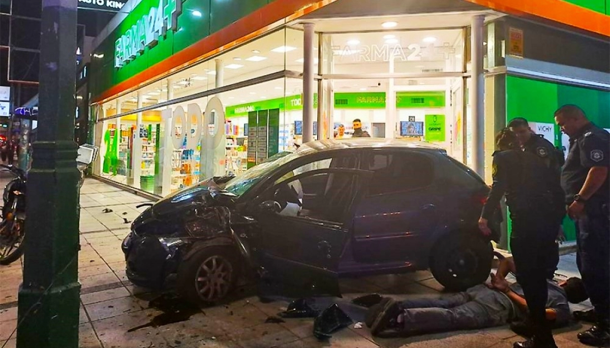 Una entradera en Lanús acabó en persecución, tiros y un terrible choque en Banfield