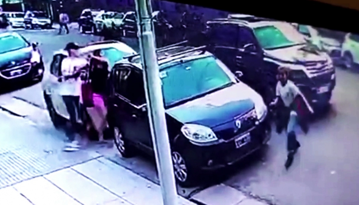 Avellaneda: estaba con cinco niños y le robaron la camioneta a mano armada