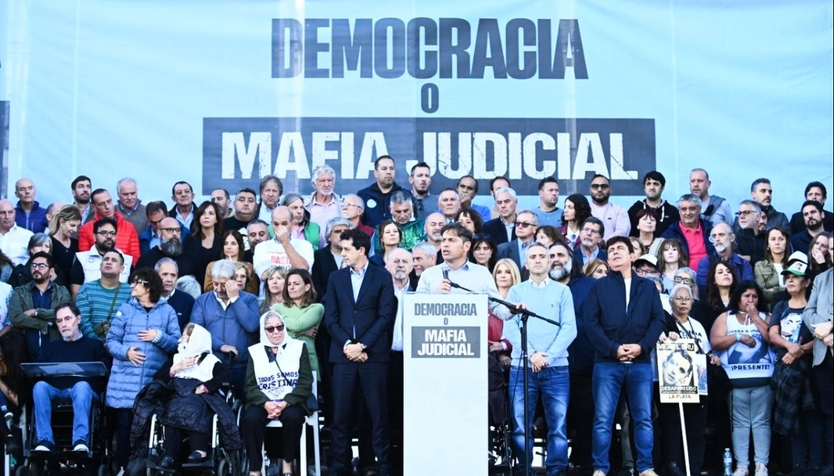 “Si Cristina quiere ser y el pueblo la acompaña va a volver”, dijo Kicillof en el acto en Tribunales