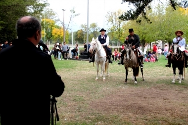 El intendente Cappeletti dijo presente en la Feria Rural con espectáculos y artesanías