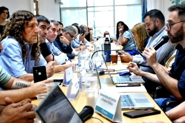 Tras la presión de los gremios, Kicillof convocó a estatales para negociar la nueva paritaria salarial