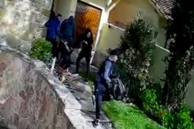 Hogar amargo hogar: abrió la puerta, se encontró con los delincuentes y la entraron a golpes