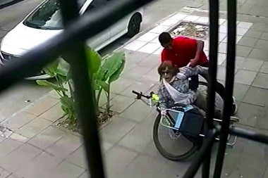 No tiene perdón: en bicicleta, tiró al piso a una abuela y no le pudo robar nada