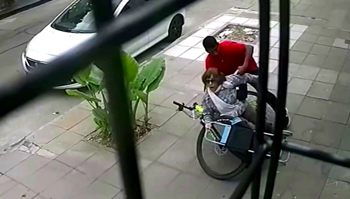 No tiene perdón: en bicicleta, tiró al piso a una abuela y no le pudo robar nada