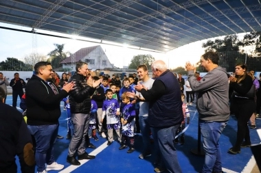 Gray inauguró el cuarto techo parabólico en un club deportivo local en el mes de marzo