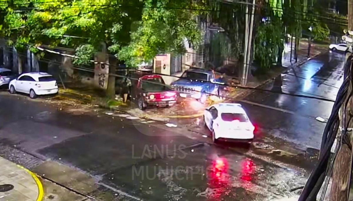 Como si nada: con las camionetas en la vereda, habrían intentado ingresar a local por los techos