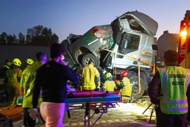 Cañuelas: un camión aplastó un automóvil en un terrible choque en cadena sobre la Ruta 6
