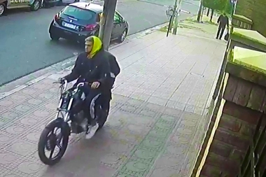 Madrugó, fue a trabajar y motochorros lo asaltaron antes de levantar la persiana