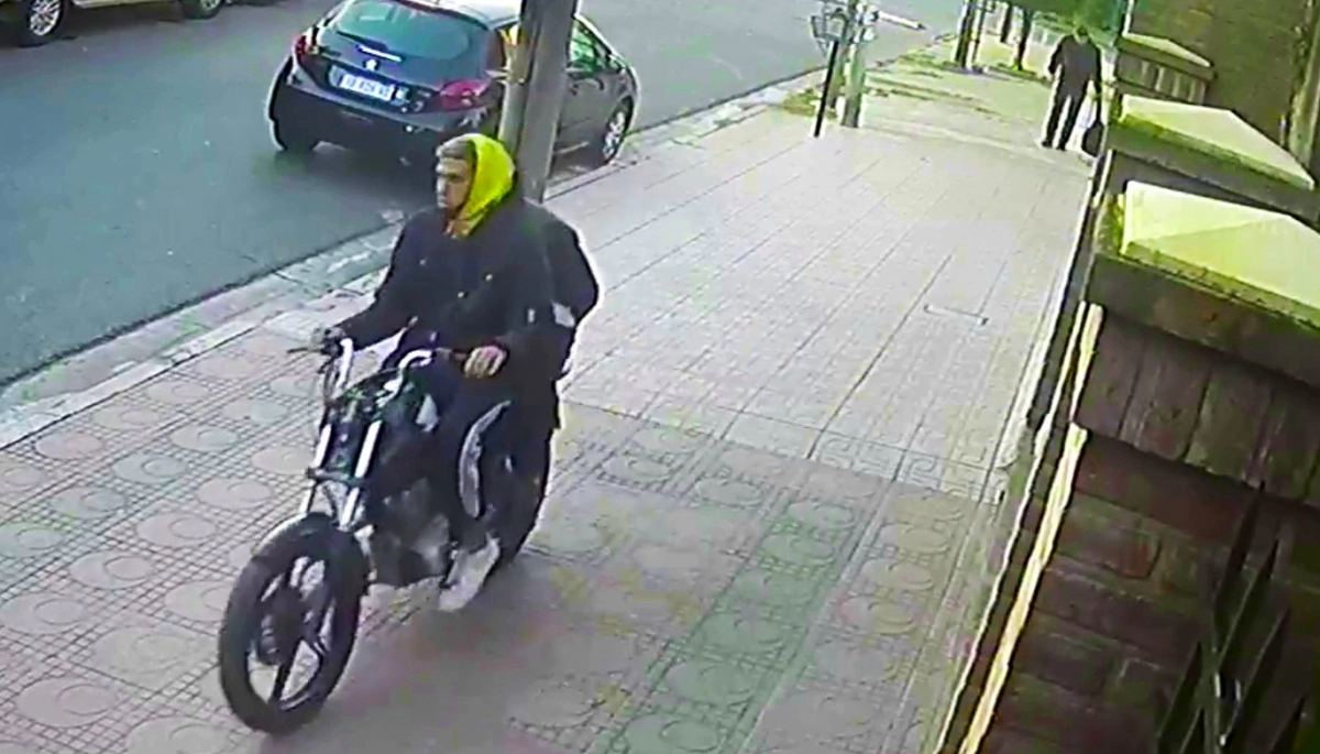 Madrugó, fue a trabajar y motochorros lo asaltaron antes de levantar la persiana