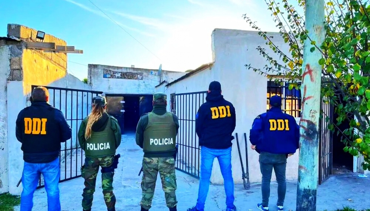 Operativo relámpago: por diferentes robos, allanaron en simultáneo varias viviendas de un barrio