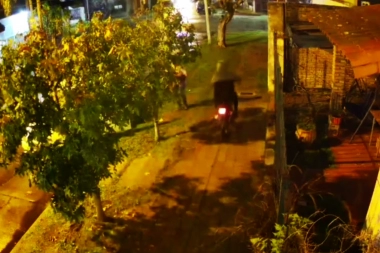 "Puedo ser tú abuela", le suplicó al motochorro que le robó el auto cuando llegaba a la casa