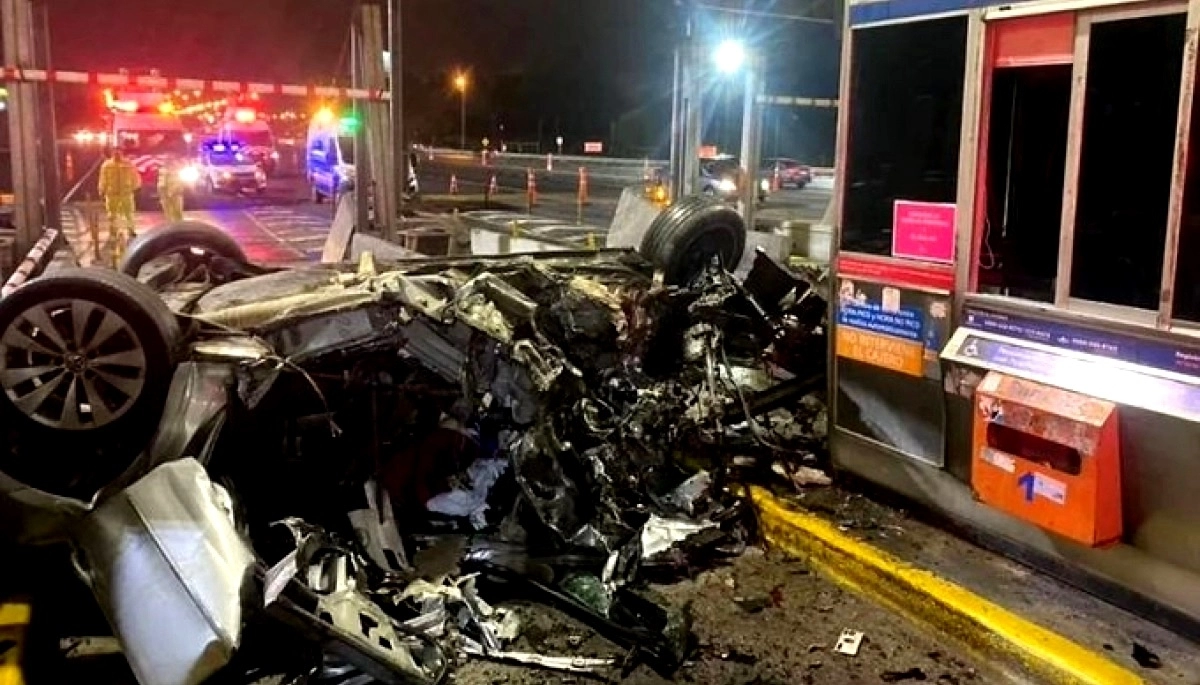 Choque y muerte: impactó contra la cabina de peaje y el auto quedó irreconocible