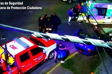 Iba a alta velocidad, mordió el cordón y quedó volcado sobre la vereda