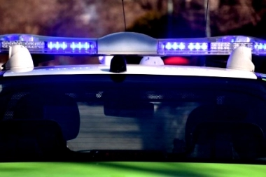 Detuvieron a dos hombres que circulaban con armas y un chaleco antibalas en un auto robado