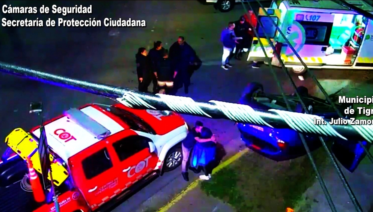 Iba a alta velocidad, mordió el cordón y quedó volcado sobre la vereda