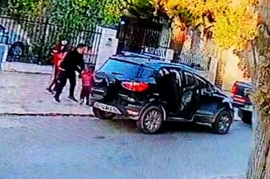 Eran velociraptores: rodeado, lo golpearon y le cachetearon a una nena para robar la camioneta