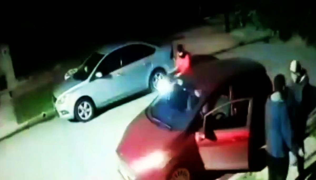 Amenazas, culatazos y un disparo para robar el auto de una pareja