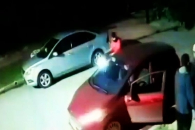 Amenazas, culatazos y un disparo para robar el auto de una pareja