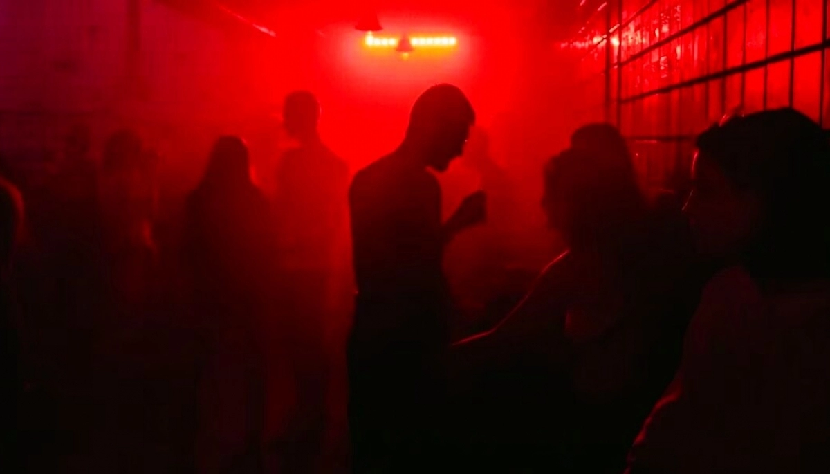 No les dejaron tener la fiesta en paz: clausuraron resto-bar durante una orgía sin habilitación