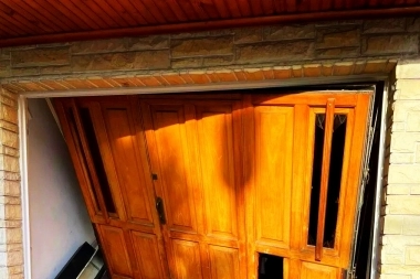 El auto como ariete: al menos tres delincuentes derribaron un portón para una entradera