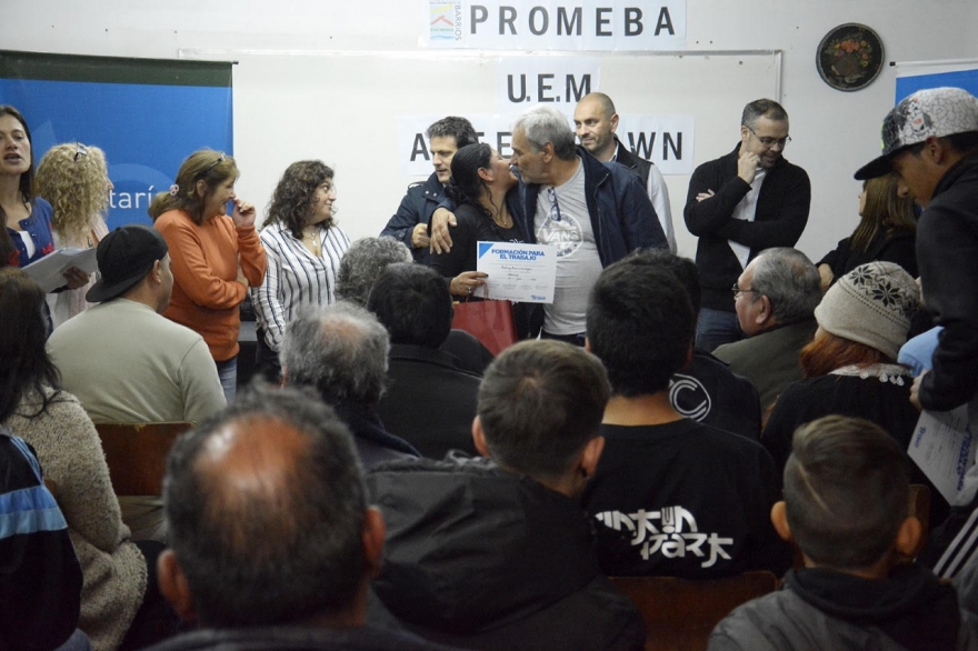 El Municipio de A. Brown entregó certificados del programa "Promueba" a vecinos