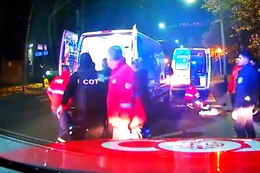 Sobrevivió por el casco: motoquero iba a alta velocidad, chocó con un auto, voló y cayó de cabeza