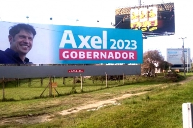 Adelantados: la militancia de Kicillof llenó las rutas de carteles con la leyenda “Axel 2023”