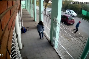Esperaba en la puerta de la escuela y fue víctima de un robo al voleo