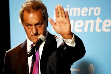 En medio de la discusión, Scioli insiste con dirimir las candidaturas en una PASO