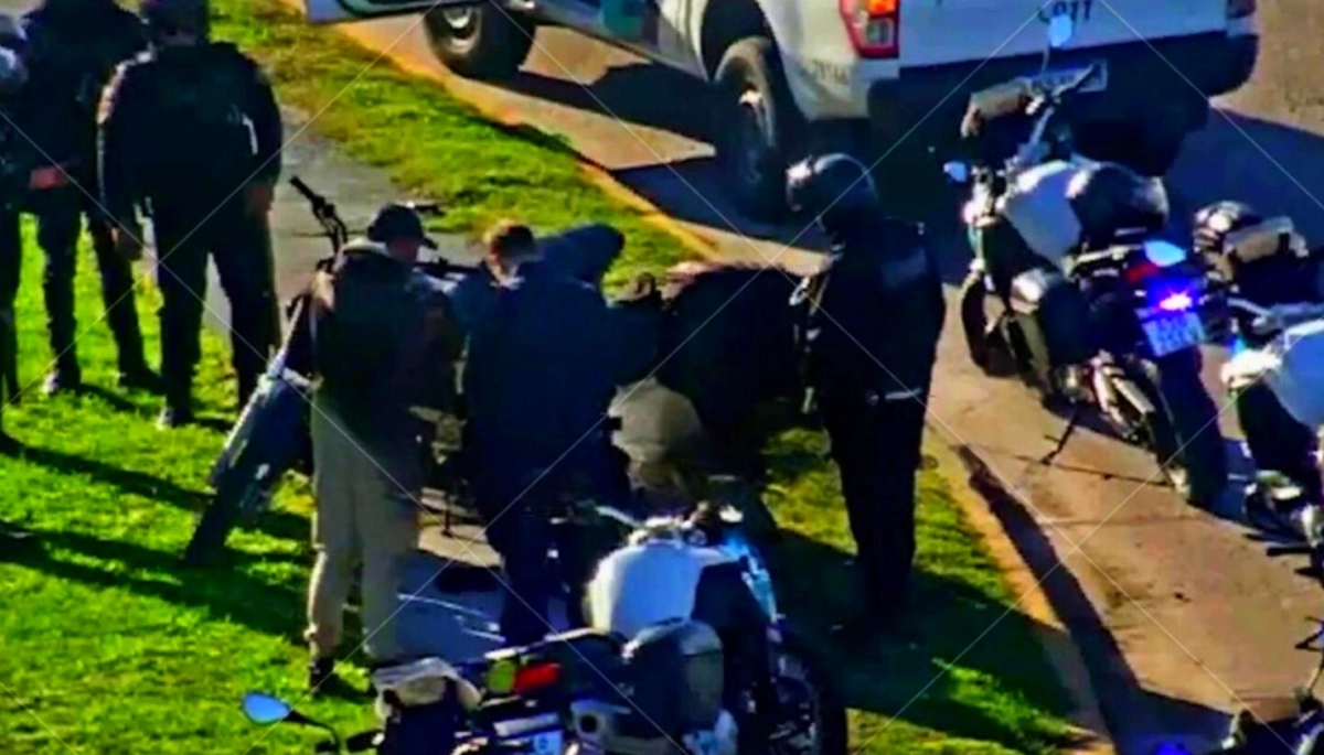 Dudó y perdió: escapaba de la policía y cayó de la moto en el ingreso a una rotonda