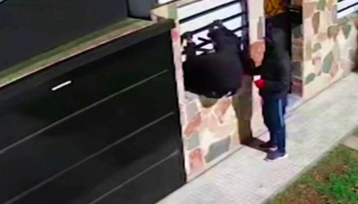 Cortaron una reja y tras dos horas irrumpieron en la casa donde atacaron a una jubilada con gas pimienta