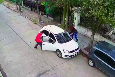 Lo tenía vendido: vio venir a los chorros y buscó refugio en el auto que le sacaron