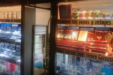 Violento asalto a una joyería: al dueño le pisaron y patearon la cabeza