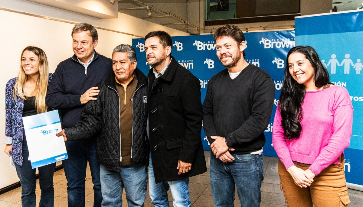 Cascallares y Fabiani entregaron subsidios para mejoras habitacionales en Almirante Brown