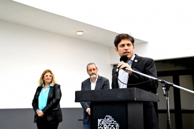 Kicillof desembarcó con su campaña en Laprida e inauguró talleres en la Escuela  Técnica N°1