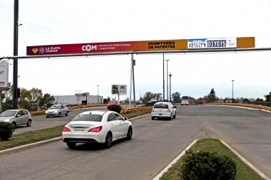 El municipio de La Plata festeja las cámaras lectoras de patentes, pero se olvidó de iluminar la zona