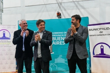 Kicillof inauguró un natatorio y adhirió a Gonzáles Chaves al Programa Puentes