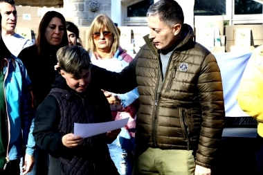Gray participó de la promesa al medioambiente con varios estudiantes del distrito