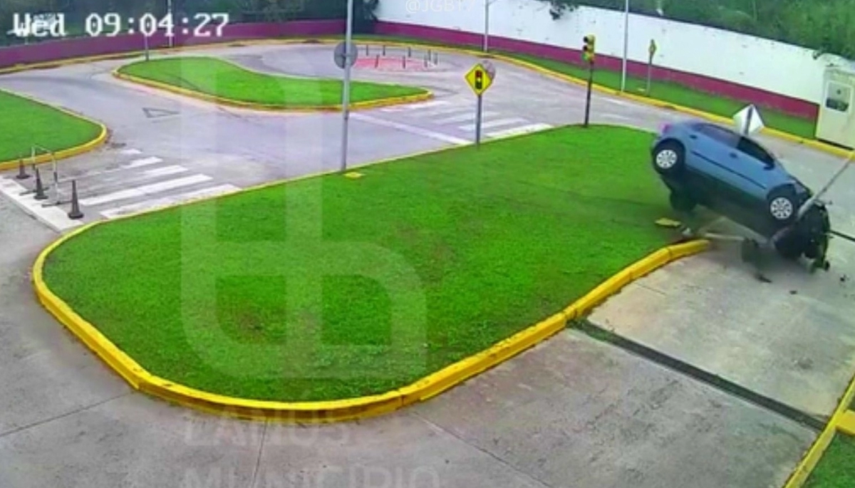 Precaución: fue a rendir el examen de manejo, se "abatató", chocó y volcó