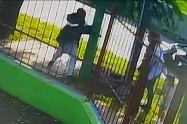 Inocencia perdida: en la puerta del Jardín, niños de 4 años en medio del ataque de motochorros