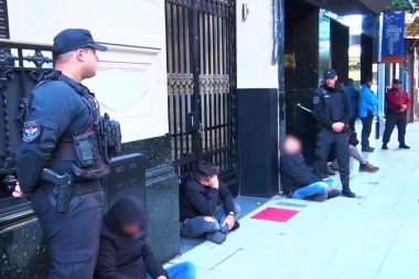 Detuvieron a cinco hombres que serían parte de una banda especializada en "salideras"