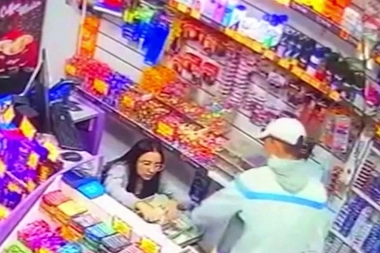 Demencial robo y "picaneo": a la empleada de un kiosco le pasaron electricidad por el cuerpo