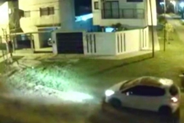Dos violentos ladrones golpearon a los adultos y gatillaron a los chicos durante una entradera en La Plata